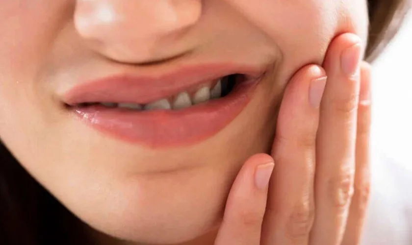 răng bọc sứ bị sưng nướu