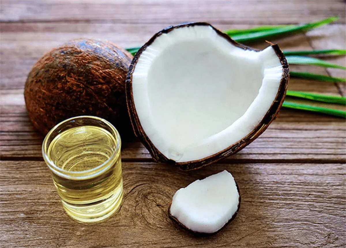 Sử dụng dầu dừa làm cách tẩy trắng răng