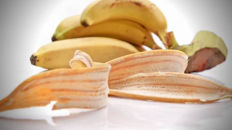 Cách tẩy trắng răng ố vàng tại nhà - Dùng vỏ chuối