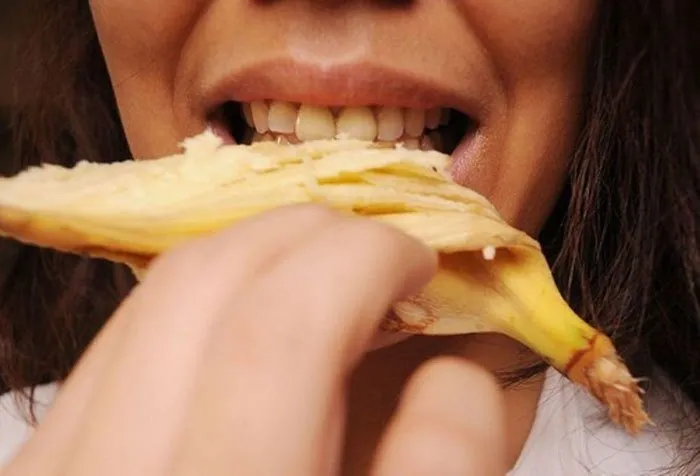 Cách loại bỏ cao răng lâu năm bằng vỏ chuối