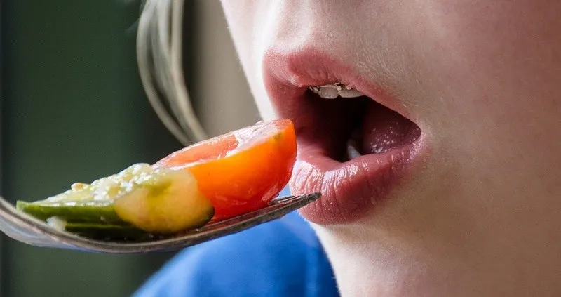 Niềng răng nên nhai như thế nào