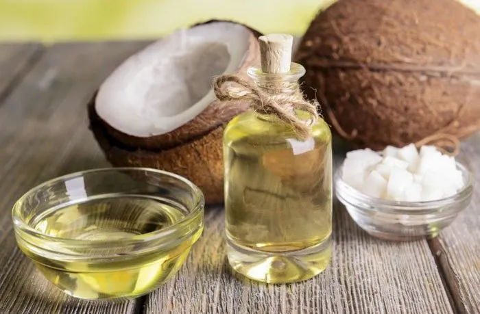 Sử dụng dầu dừa để làm sạch mảng bám và cao răng