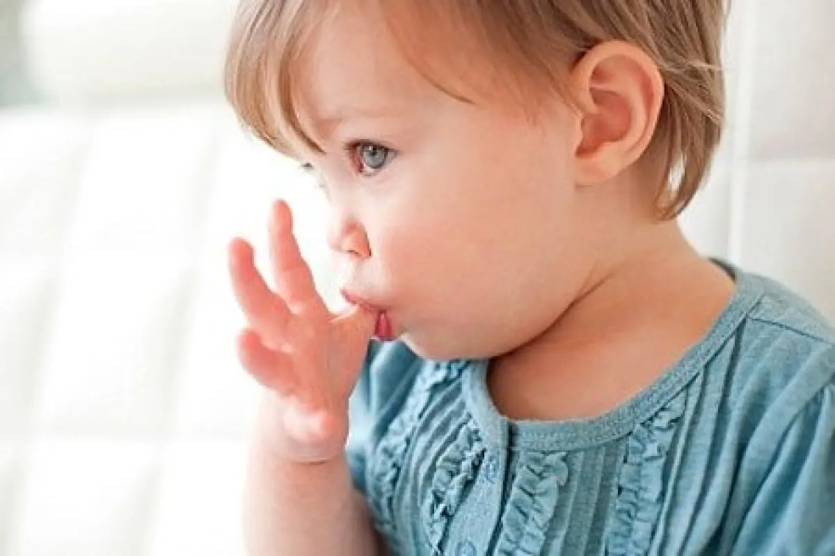Thói quen ảnh hưởng răng sữa