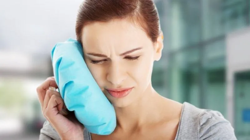 Cách trị răng bị lủng lỗ tại nhà bằng chườm đá