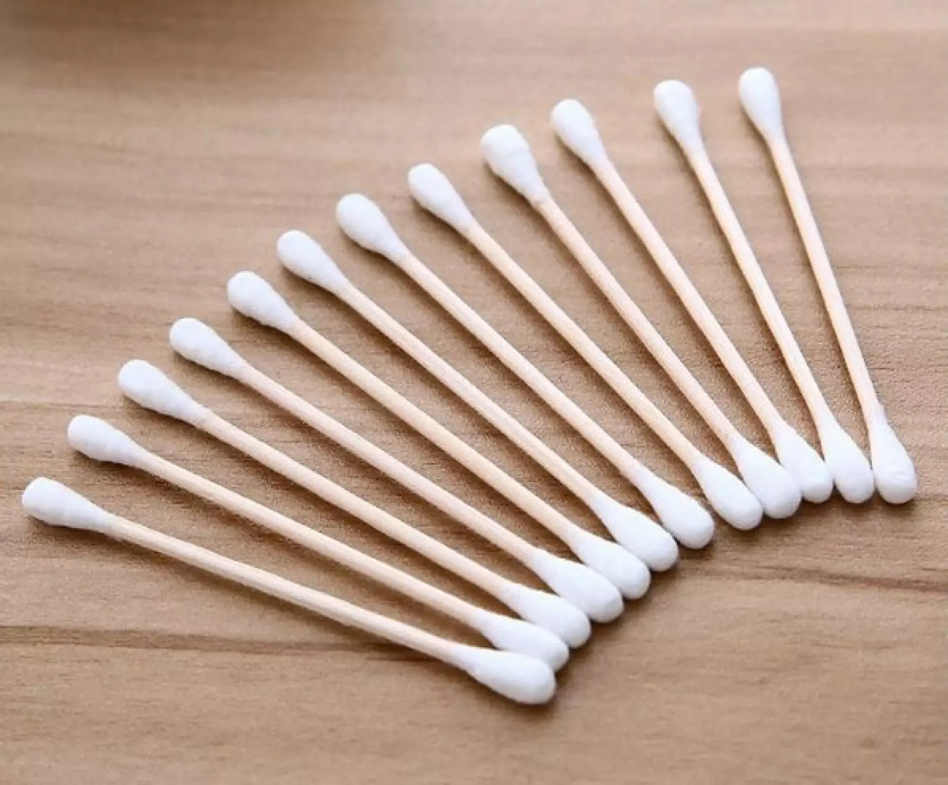 Sử dụng tăm bông y tế