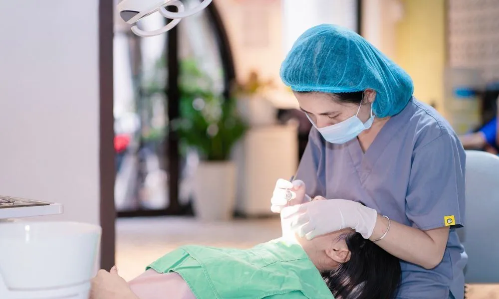 Tay nghề bác sĩ niềng răng