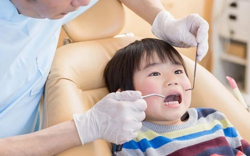 Cách xử lý khi bé chưa rụng răng sữa đã mọc răng mới