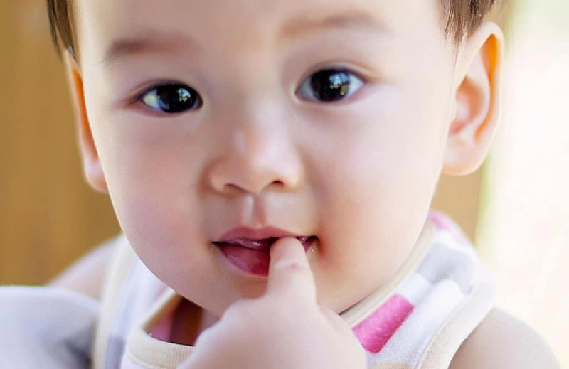 Thói quen ngậm ti giả và mút tay ở trẻ