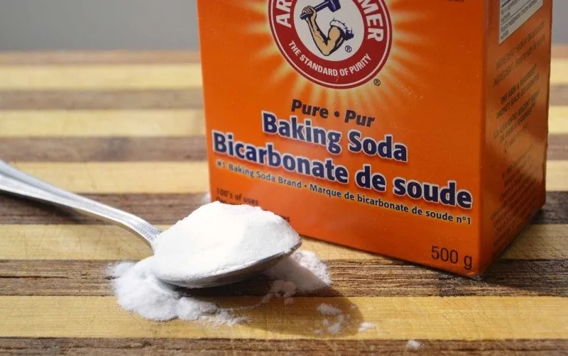 Làm sạch cao răng lâu năm bằng baking soda
