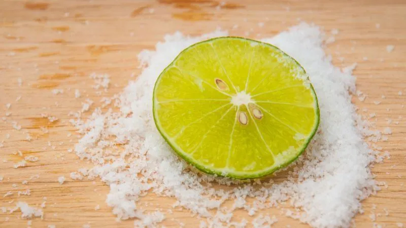 Sử dụng hỗn hợp muối và chanh để làm sạch cao răng