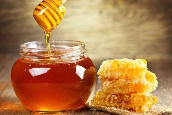 Cách làm trắng răng sau 1 đêm an toàn và dịu nhẹ bằng mật ong