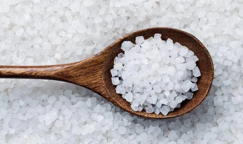 Sử dụng nước muối sinh lý để sát khuẩn vùng viêm nướu
