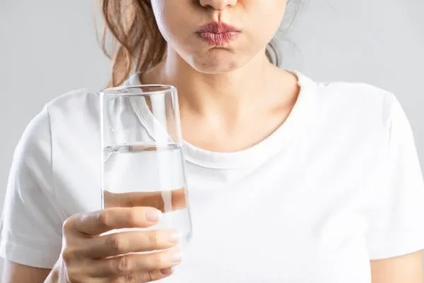 Sử dụng kem đánh răng và sản phẩm chăm sóc răng chứa fluoride