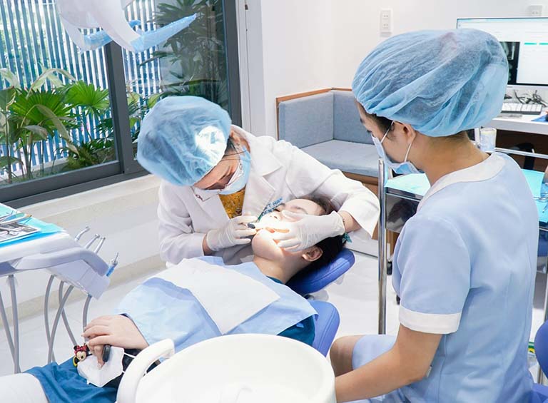 Thăm khám tổng quát và đánh giá tình trạng răng