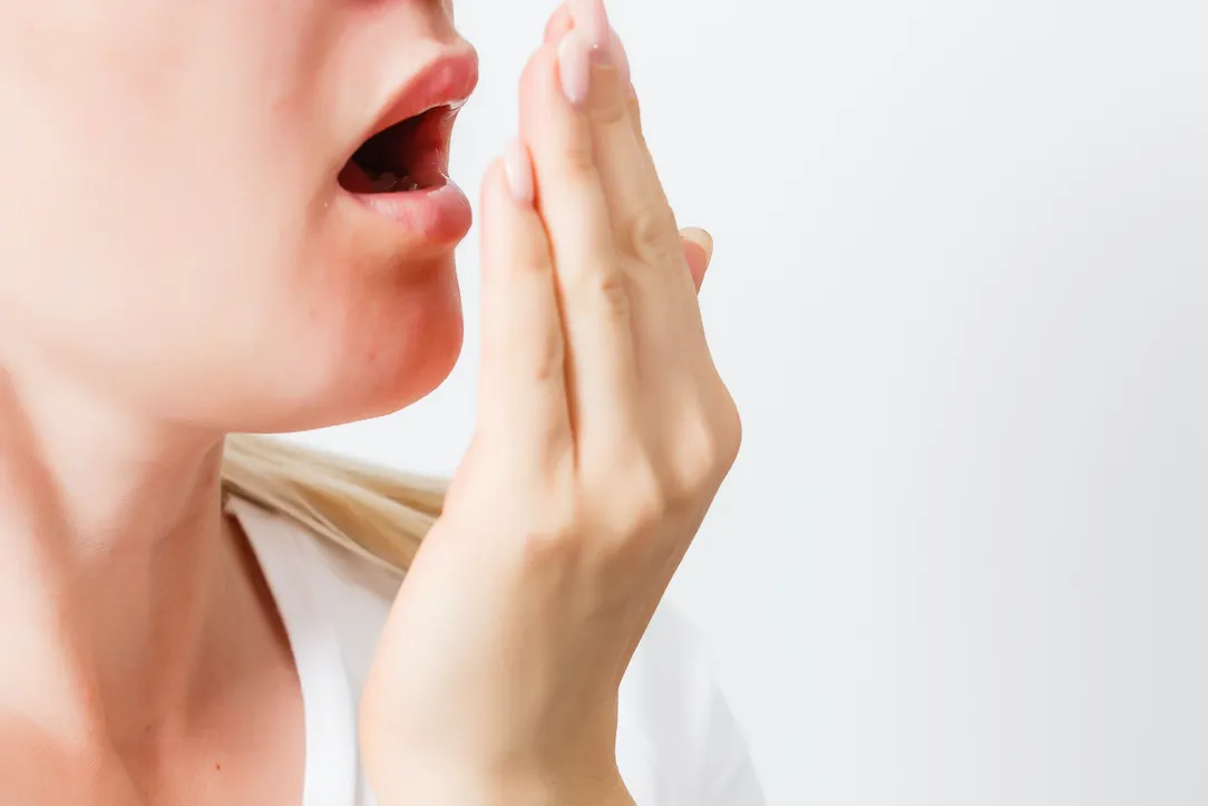 Cảm giác hơi thở có mùi hôi sau khi bọc răng sứ