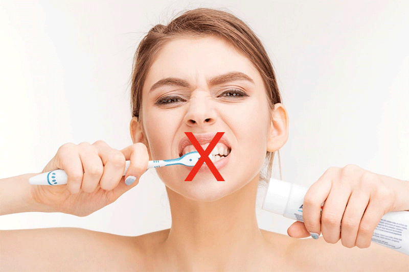 Vệ sinh răng miệng sai cách làm hở chân răng sứ