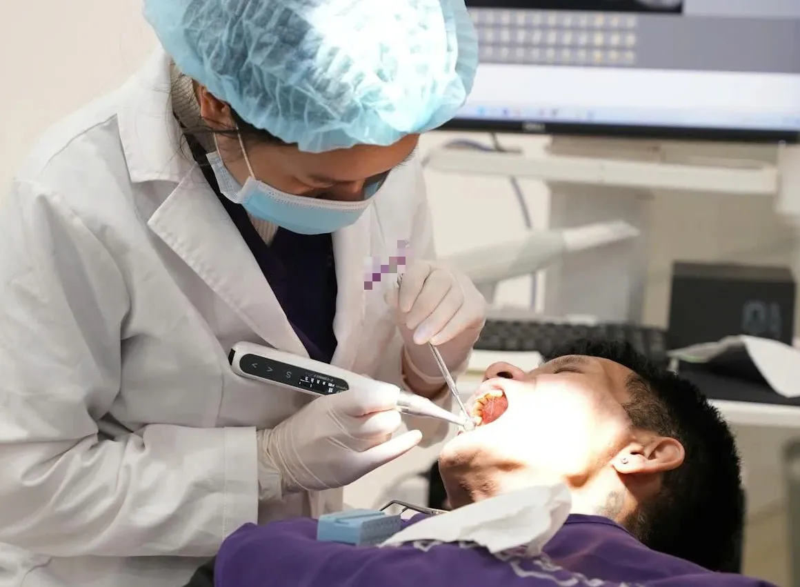 Bác sĩ thiếu kỹ thuật trong khi thực hiện làm răng sứ