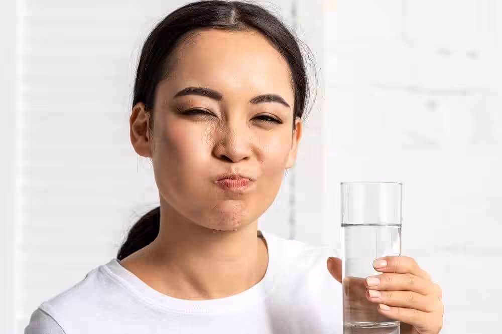 Súc miệng bằng nước muối ấm