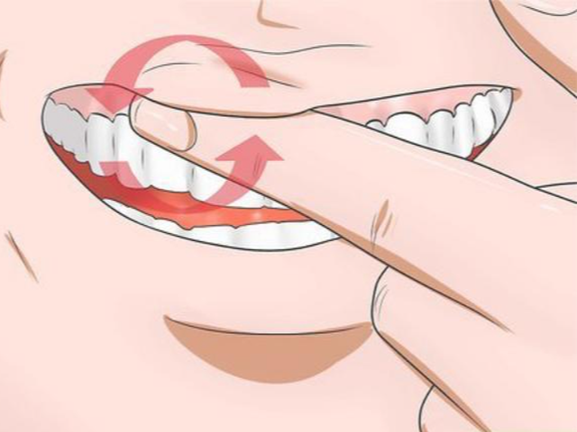 Massage nhẹ nhàng vùng nướu