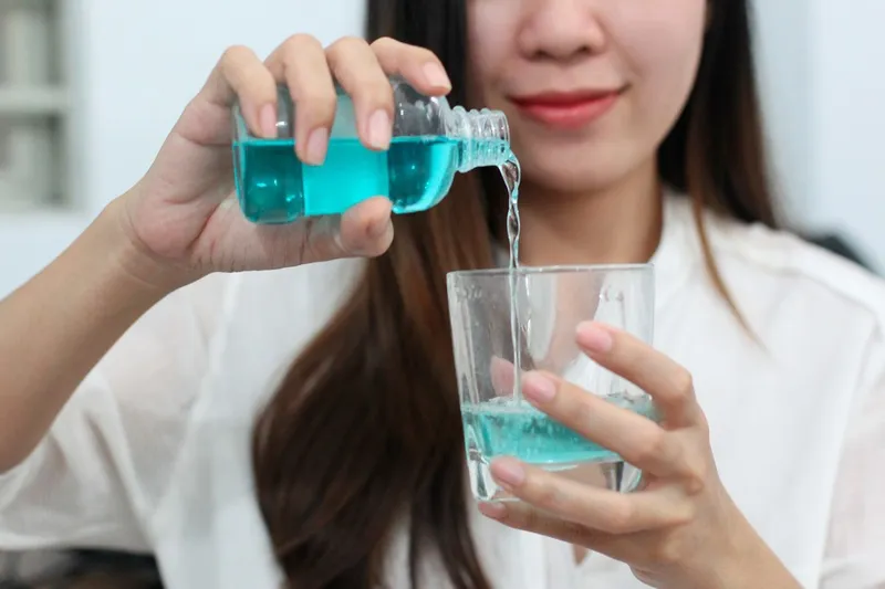 Sử dụng nước súc miệng hỗ trợ vệ sinh răng miệng