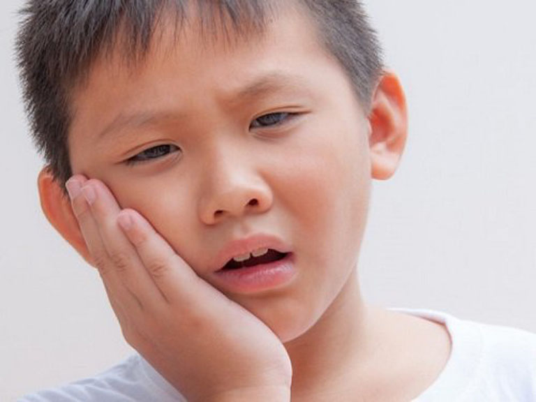 Gây đau nhức, ảnh hưởng đến phát triển thể chất