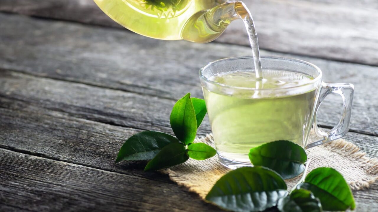 Cách súc miệng với nước trà xanh để lấp lỗ sâu răng tại nhà 