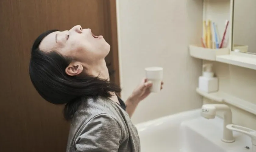 Cách lấp lỗ sâu răng đơn giản bằng nước muối