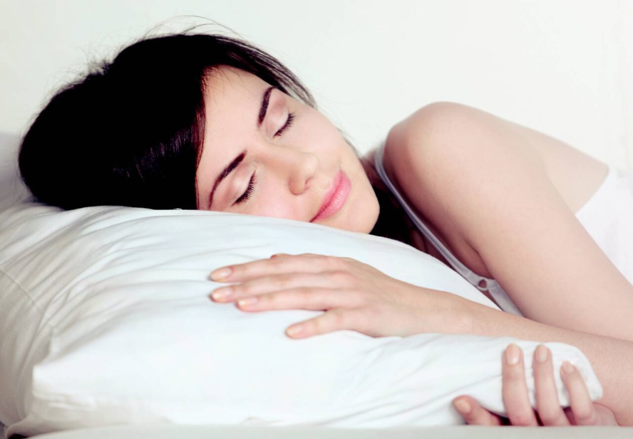 Nghỉ ngơi đầy đủ, kê cao đầu khi ngủ và tránh hoạt động mạnh