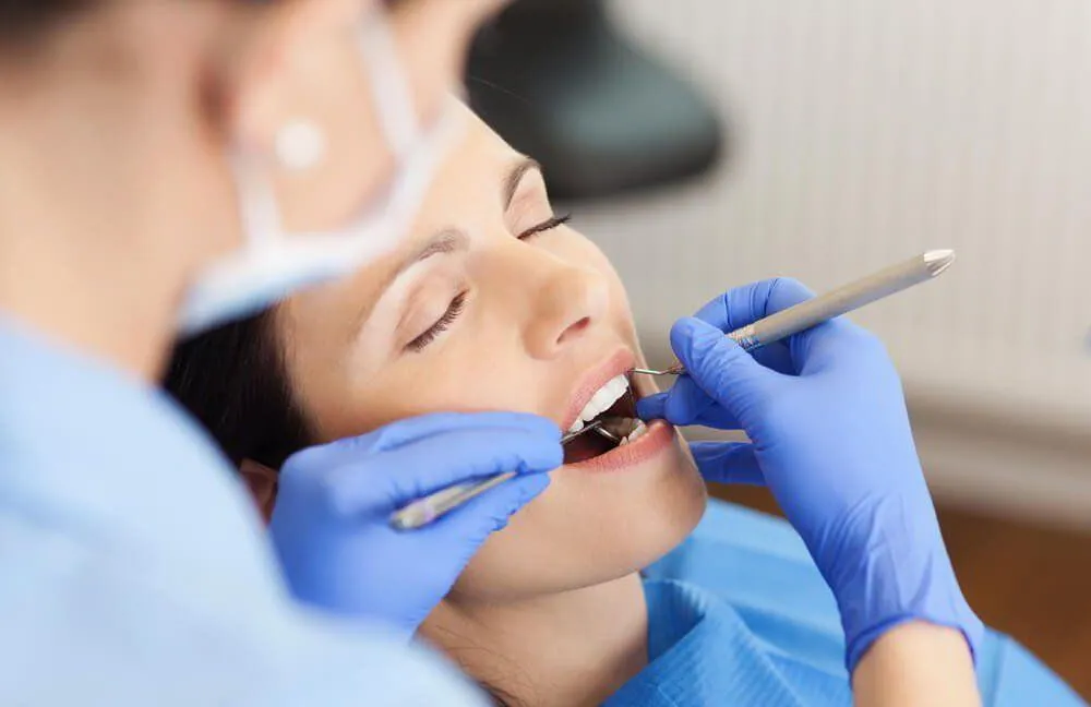 Thăm khám nha sĩ để kiểm tra và điều chỉnh mão sứ