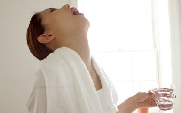 Súc họng trước khi súc miệng