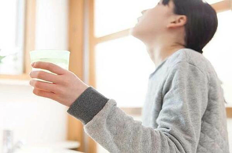 Ngậm nước muối xong có cần rửa lại không?