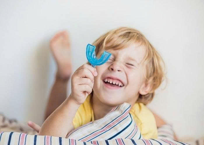 Vệ sinh khay hàm đúng cách để đảm bảo an toàn răng miệng