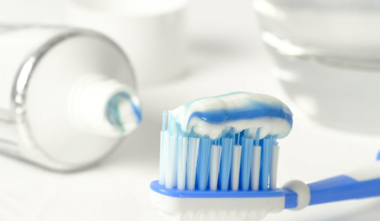 Sử dụng kem đánh răng ngừa sâu răng chất lượng