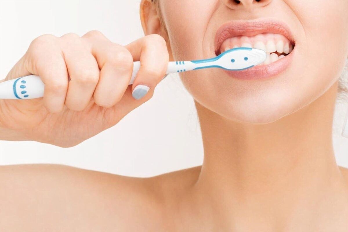 Vệ sinh răng miệng đúng cách sau khi trám răng