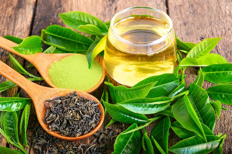Uống nước trà xanh