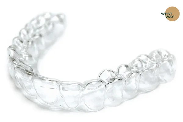 Niềng răng trong suốt là gì? Có mấy loại? Giá bao nhiêu tiền?