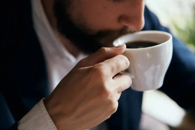 các mảng bám đen trên răng